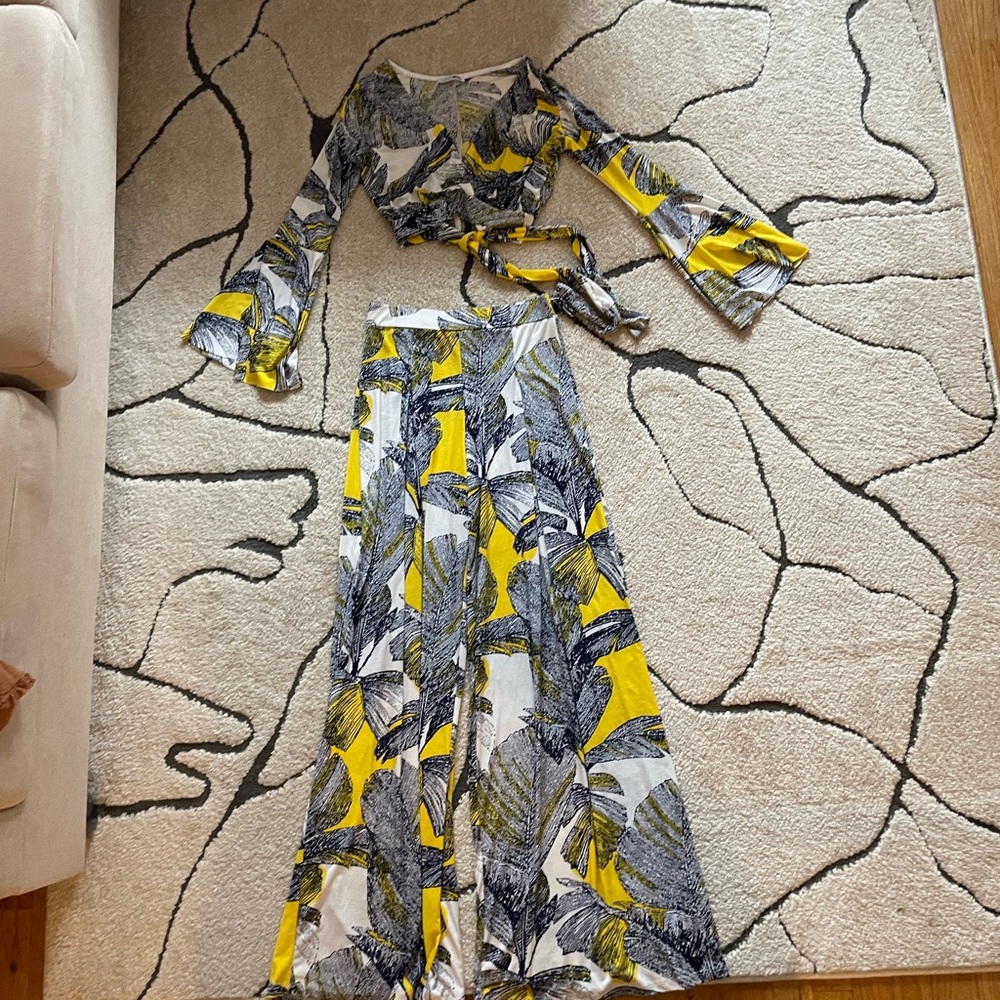 NEW Printed Wrap Tie Top and Pants Set